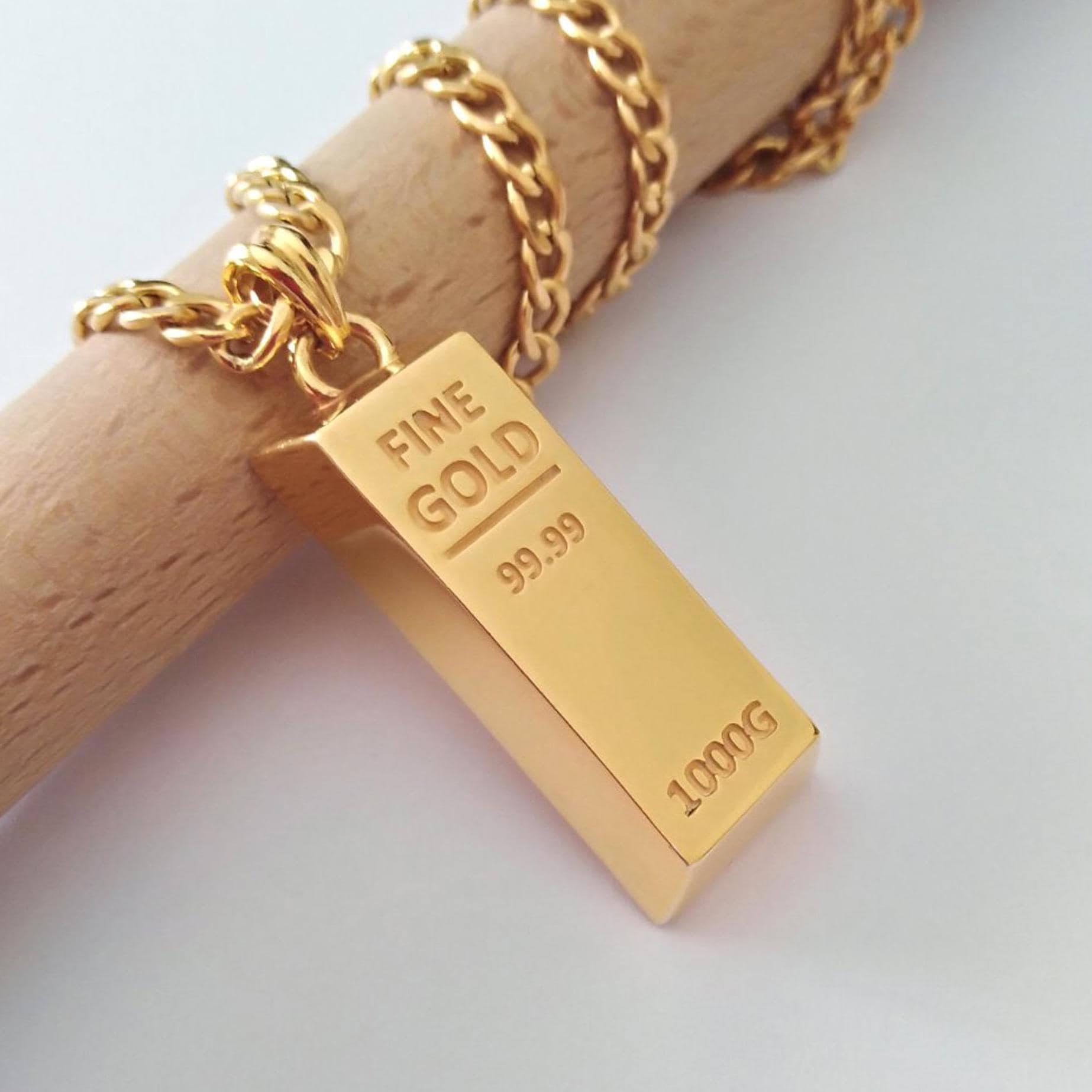 14K Gold Bar Pendant Necklace – The Perfect Gift for Your Loved One