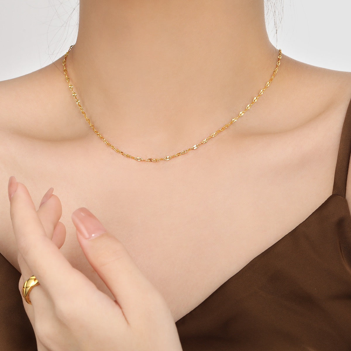 14K Gold Minimal Textured Petal Chain Necklace