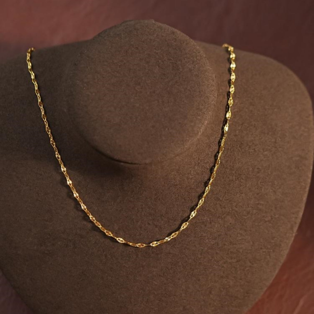 14K Gold Minimal Textured Petal Chain Necklace